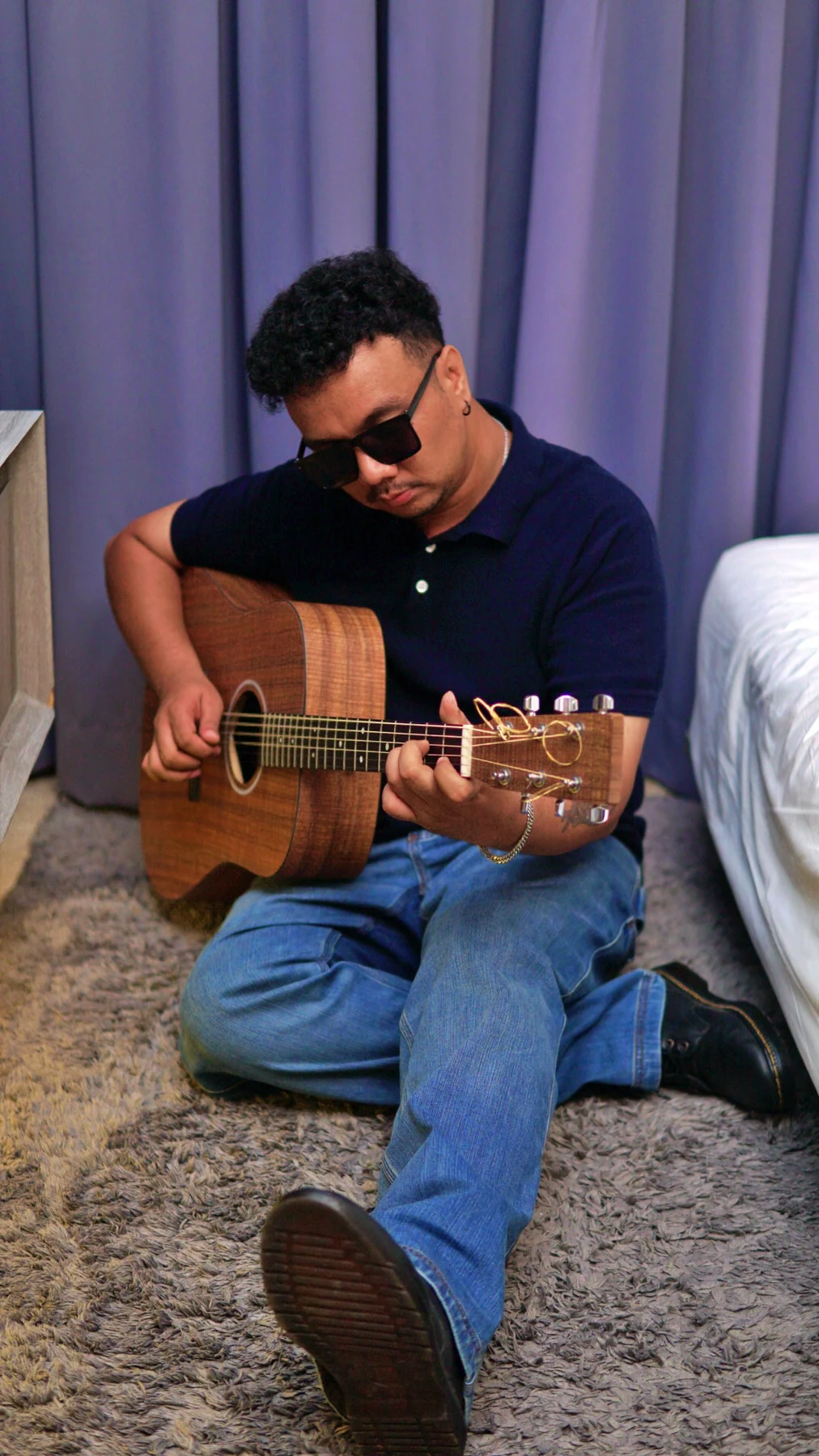 Kevin Pangestv memainkan gitar