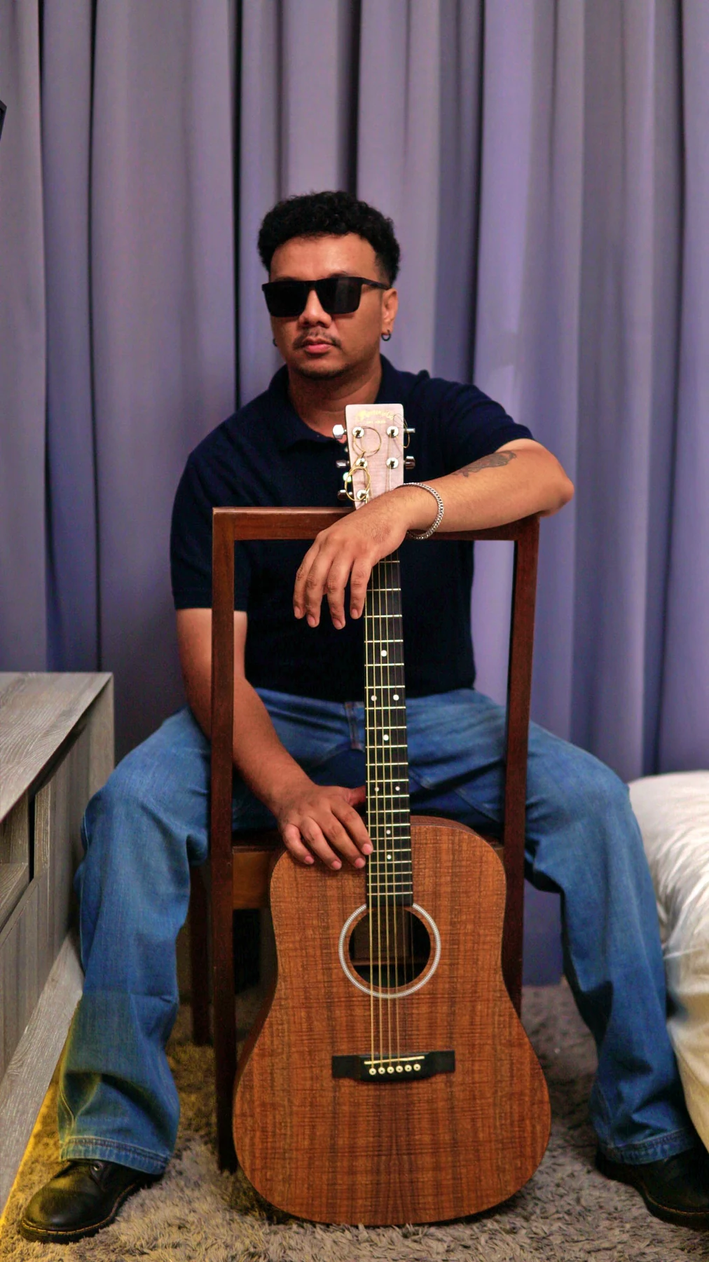 Kevin Pangestv bersama gitar